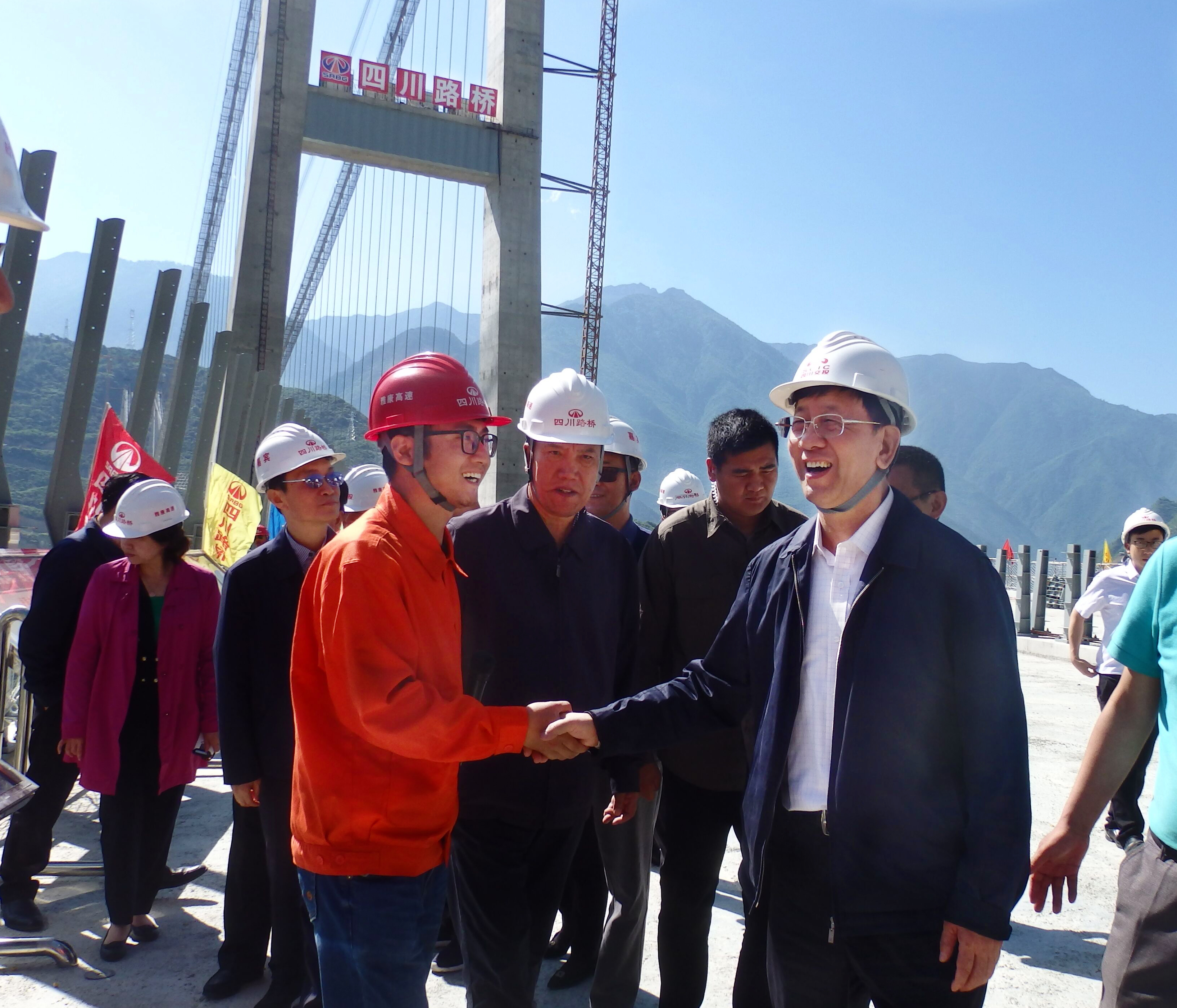 全國(guó)人大副委員長(zhǎng)曹建明一行視察 雅康高速公路瀘定大渡河興康特大橋