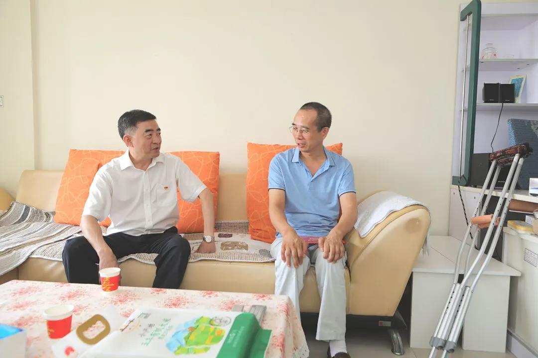 蜀道集團(tuán)黨委副書記、董事鄒蔚走訪慰問四川路橋困難黨員