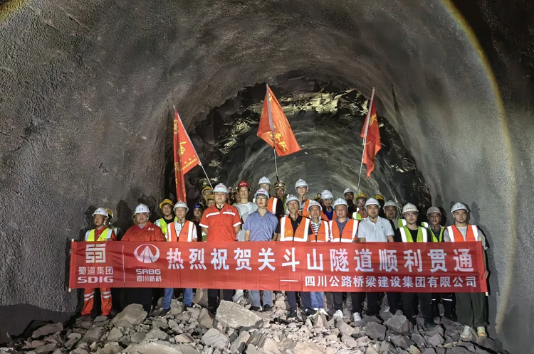 項目動態(tài) | 隆黃鐵路隆昌至敘永段擴(kuò)能改造工程項目關(guān)斗山隧道順利貫通