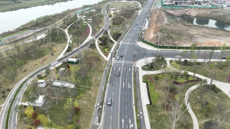 交通工程公司綿陽(yáng)科技城項(xiàng)目濱河北路海綿城市改造工程順利完工